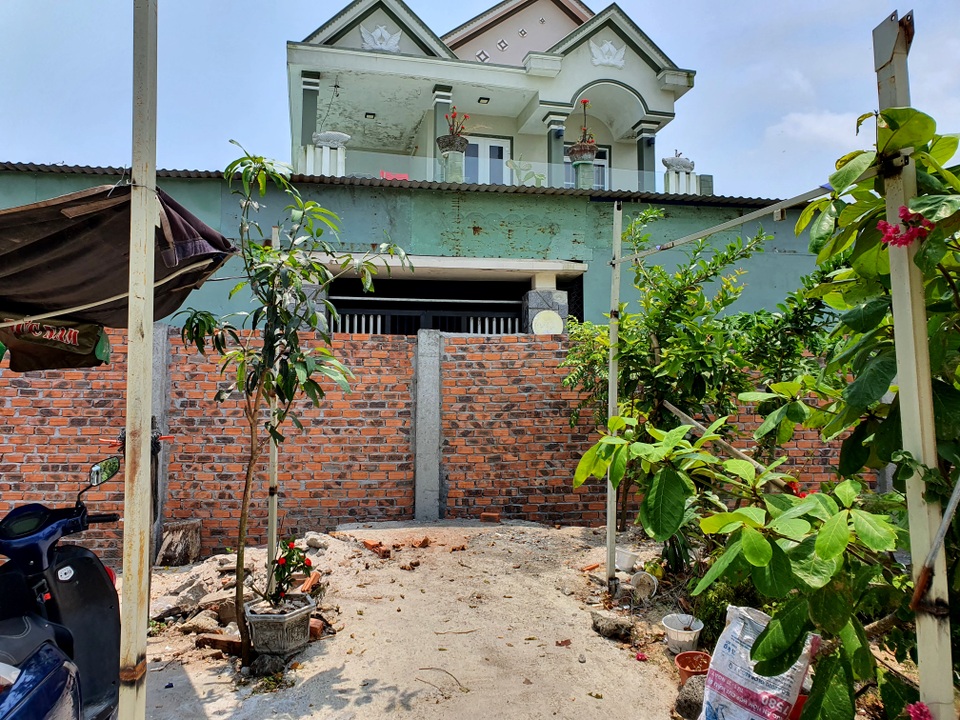 Xây tường chắn ngang cửa nhà hàng xóm vì... bị chửi trên Facebook - 1 Xây tường chắn ngang cửa nhà hàng xóm vì... bị chửi trên Facebook - 1