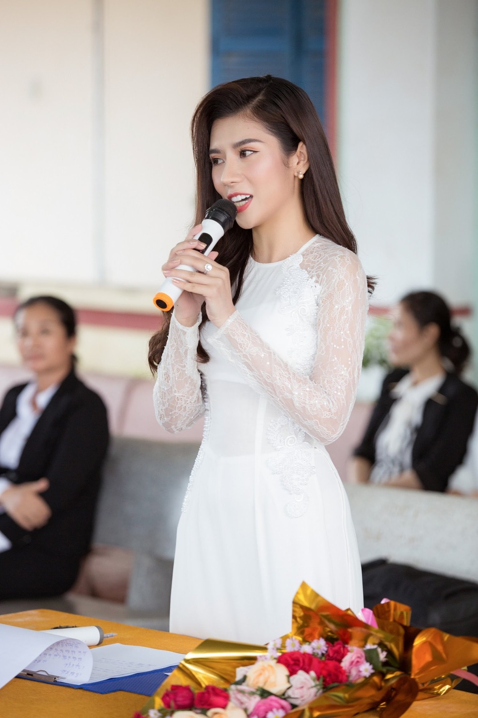 Hoa hậu Dương Yến Nhung truyền cảm hứng cho các em học sinh - 6 Hoa hậu Dương Yến Nhung truyền cảm hứng cho các em học sinh - 6