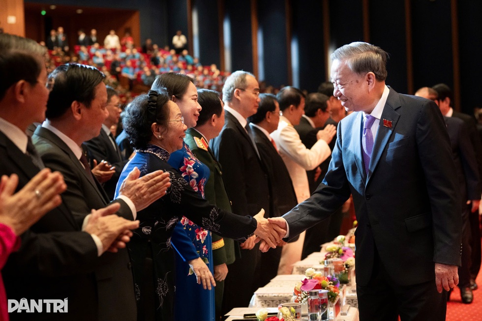 “Đằng sau sự chuyển mình của nền kinh tế là những đêm trắng họp bàn” - 2 “Đằng sau sự chuyển mình của nền kinh tế là những đêm trắng họp bàn” - 2