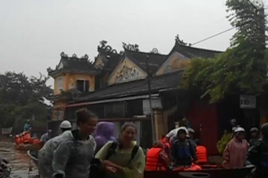 Du khách và người dân cùng “chạy nước lụt” ở Hội An