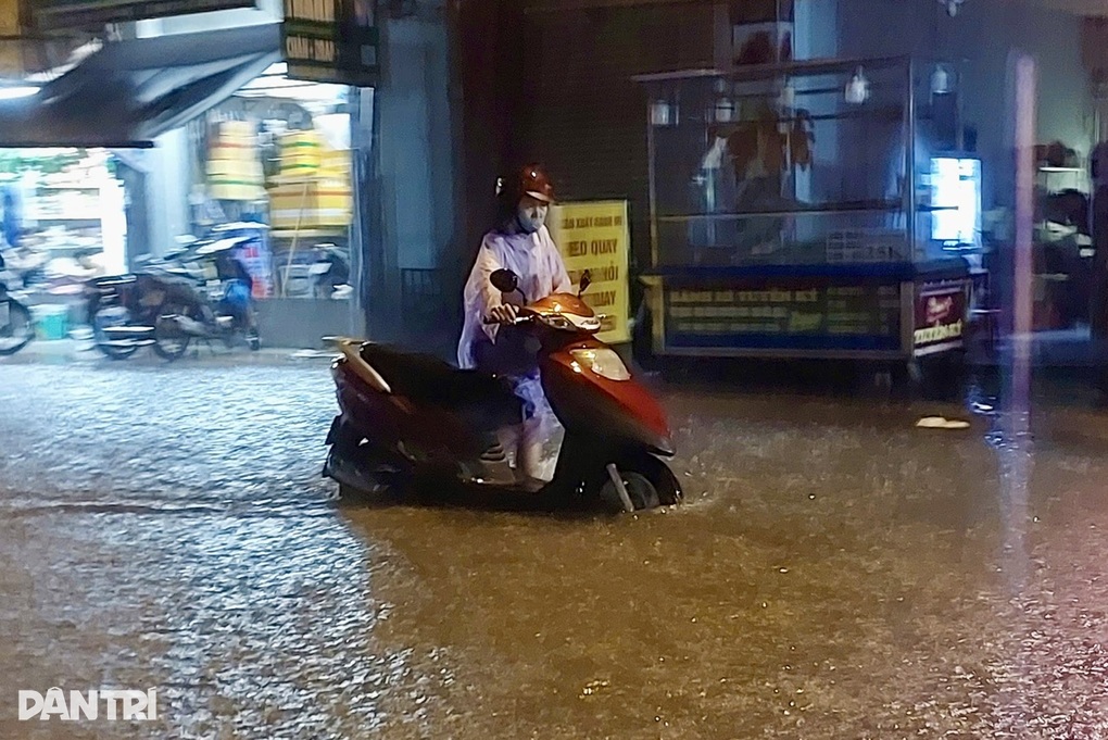 Nhiều tuyến đường ở TPHCM ngập sâu do mưa lớn - 2 Nhiều tuyến đường ở TPHCM ngập sâu do mưa lớn - 2