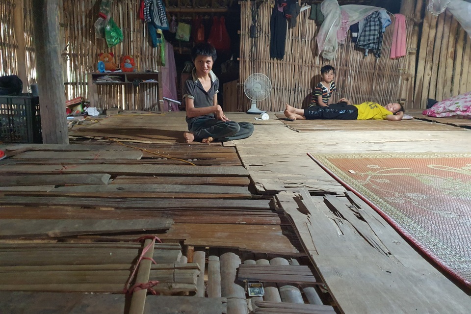 Thương cậu bé trong nhà sàn sắp sập nghỉ học chăm mẹ và người anh khác cha - 6 Thương cậu bé trong nhà sàn sắp sập nghỉ học chăm mẹ và người anh khác cha - 6
