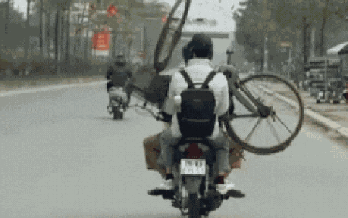 Cha đèo con lẫn xe đạp lên thành phố: Đèo luôn cả ước mơ đời mình! - 1 Cha đèo con lẫn xe đạp lên thành phố: Đèo luôn cả ước mơ đời mình! - 1