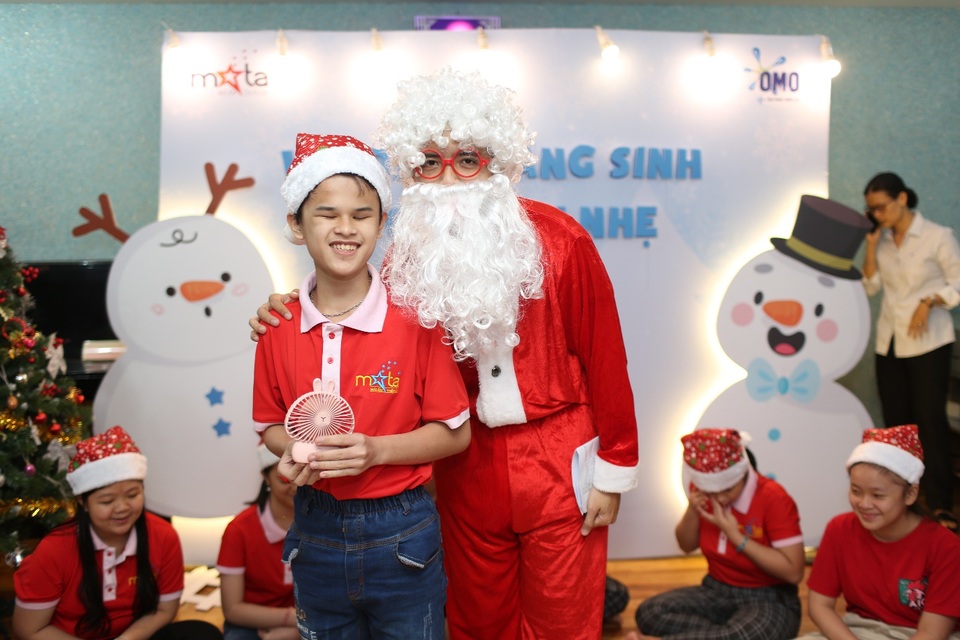 Sẻ chia yêu thương cùng trẻ em khiếm thị trong đêm Giáng Sinh - 3 Sẻ chia yêu thương cùng trẻ em khiếm thị trong đêm Giáng Sinh - 3