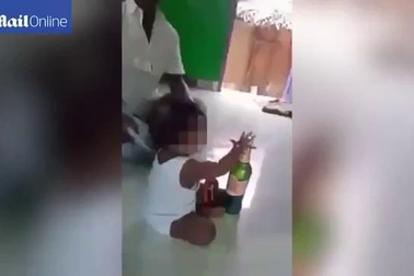 Sốc vì bố cười sảng khoái khi ép con 10 tháng tuổi uống bia