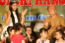 Hoa hậu Ngọc Hân đem Tết Trung thu vui đến cho trẻ em nghèo