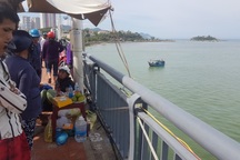 Nam thanh niên nhảy cầu, để lại miếng bánh, điện thoại cùng thư tuyệt mệnh