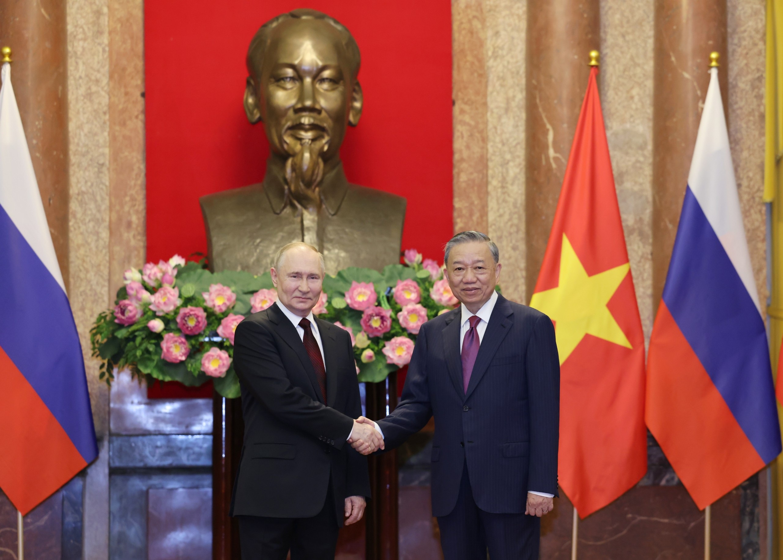 View - Toàn cảnh lễ đón Tổng thống Nga Putin thăm cấp Nhà nước tới Việt Nam | Báo Dân trí