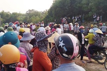 Dựng lại hiện trường vụ bà nội đẩy cháu gái ngã xuống nước tử vong