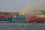 Nhiều container bất ngờ bốc cháy trên biển
