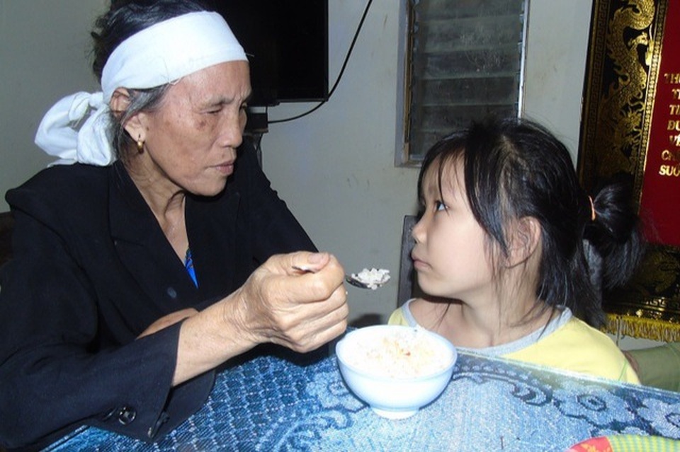 Mẹ bị lũ cuốn trôi cô bé mồ côi đón Tết trong vòng tay ông bà ngoại - 2 Mẹ bị lũ cuốn trôi cô bé mồ côi đón Tết trong vòng tay ông bà ngoại - 2