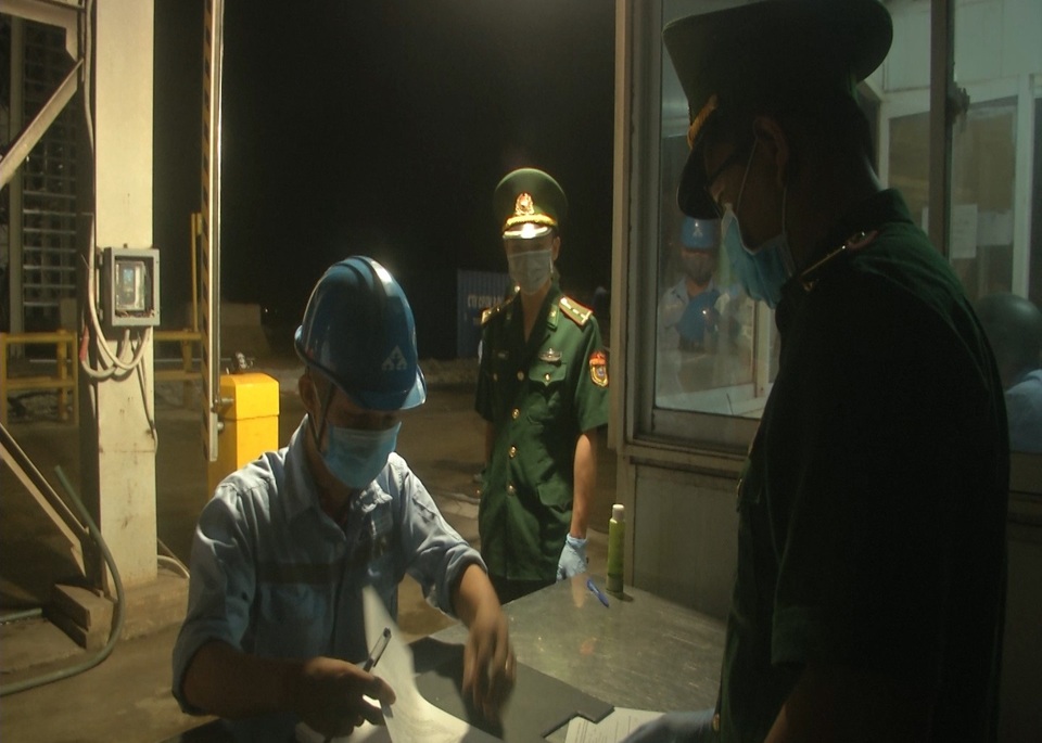 Quảng Ngãi: Xuyên đêm chặn “giặc Covid” nơi cảng biển - 2 Quảng Ngãi: Xuyên đêm chặn “giặc Covid” nơi cảng biển - 2