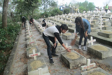 Sinh viên Huế “sưởi ấm” nghĩa trang hài nhi