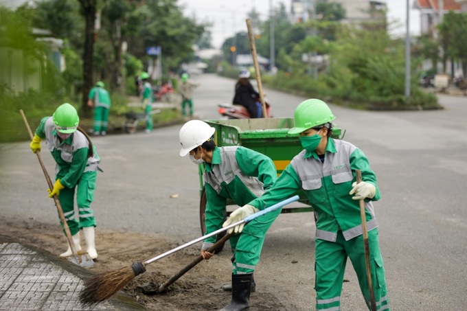 Hỏi về mong ước của một số nữ công nhân vệ sinh trong năm mới, ngoài mong cho bản thân và gia đình sức khoẻ hạnh phúc thì các chị vẫn xin dành riêng cho công việc một mong ước tâm huyết. Mong người dân phân loại, đổ rác đúng giờ, đúng nơi quy định, chấp hành mọi thông báo hướng dẫn quy định đổ rác dịp Tết Nguyên Đán để chúng tôi được hoàn thành nhiệm vụ trọn vẹn, đường xá sạch đẹp trong ngày Tết....