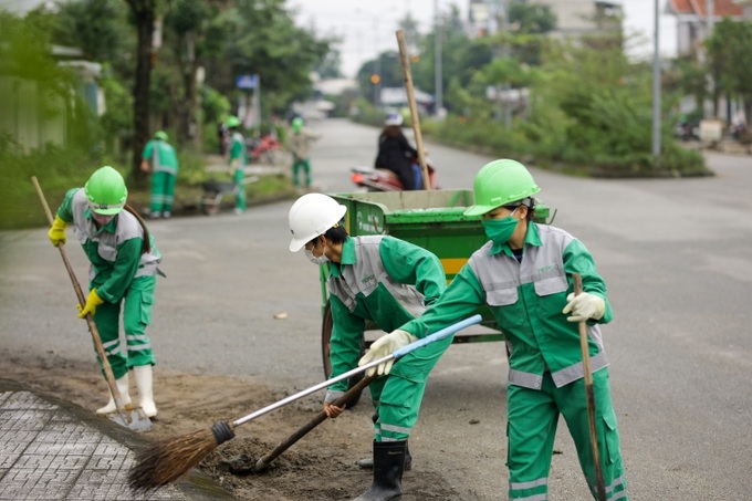 Hỏi về mong ước của một số nữ công nhân vệ sinh trong năm mới, ngoài mong cho bản thân và gia đình sức khoẻ hạnh phúc thì các chị vẫn xin dành riêng cho công việc một mong ước tâm huyết. Mong người dân phân loại, đổ rác đúng giờ, đúng nơi quy định, chấp hành mọi thông báo hướng dẫn quy định đổ rác dịp Tết Nguyên Đán để chúng tôi được hoàn thành nhiệm vụ trọn vẹn, đường xá sạch đẹp trong ngày Tết....