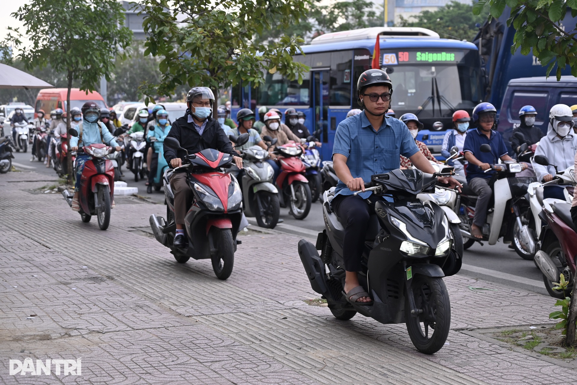 Tái diễn cảnh xe leo vỉa hè, chiếm trọn phần đường của người đi bộ ở TPHCM - 2