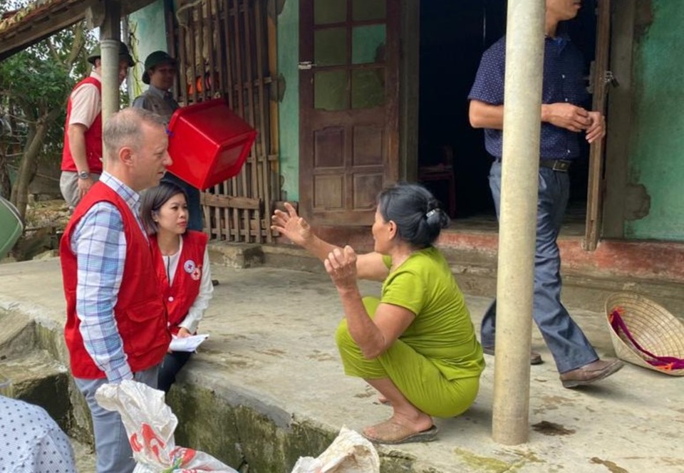 Đại sứ Anh thăm hỏi, tặng quà người dân vùng lũ tại Quảng Bình - 2 Đại sứ Anh thăm hỏi, tặng quà người dân vùng lũ tại Quảng Bình - 2