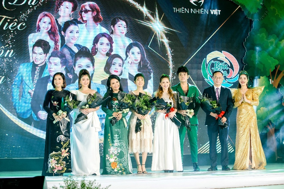 Trịnh Thăng Bình, Cẩm Ly… hội tụ cùng dàn sao tại đêm “Dạ tiệc bốn mùa” của Thiên Nhiên Việt - 5 Trịnh Thăng Bình, Cẩm Ly… hội tụ cùng dàn sao tại đêm “Dạ tiệc bốn mùa” của Thiên Nhiên Việt - 5