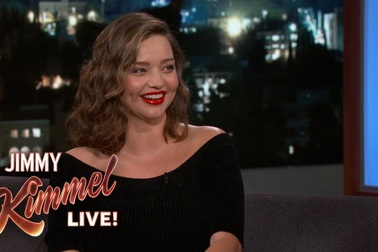 Miranda Kerr bế bụng bầu lên truyền hình