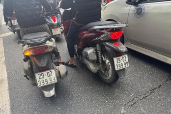 Xác minh hình ảnh hai chiếc xe máy có biển số "song sinh" trên phố Hà Nội