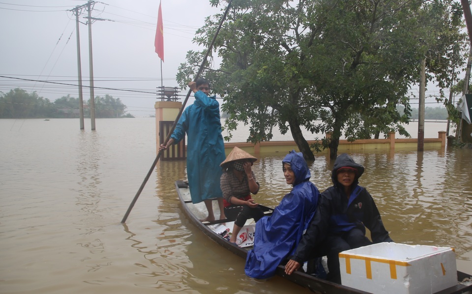 Gần 1 tuần gồng mình chống chọi cơn “đại hồng thủy” - 8 Gần 1 tuần gồng mình chống chọi cơn “đại hồng thủy” - 8