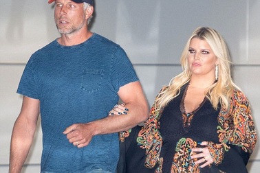 Jessica Simpson mang bầu lần ba
