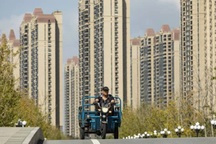 Các ông trùm bất động sản Trung Quốc bỏ hàng tỷ USD "tiền túi" cứu công ty