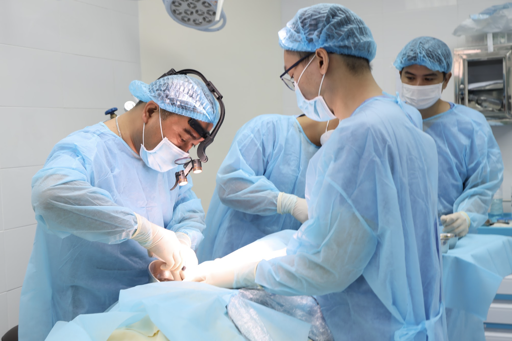 TPHCM: Cô gái 26 tuổi vỡ ngực sau khi tiêm filler tăng size ở khách sạn - 3 TPHCM: Cô gái 26 tuổi vỡ ngực sau khi tiêm filler tăng size ở khách sạn - 3