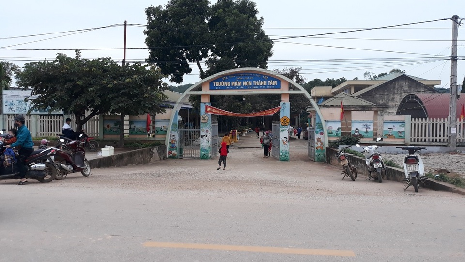 Phụ huynh tố cô giáo đánh bé gái 30 tháng tuổi bị thương - 4 Phụ huynh tố cô giáo đánh bé gái 30 tháng tuổi bị thương - 4