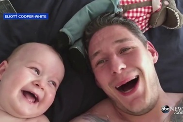 Khoảnh khắc tuyệt vời của cha con