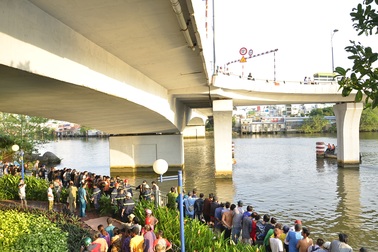 Đâm xe vào thành cầu, 2 thanh niên rơi xuống sông