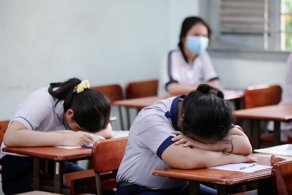 Mệt mỏi rã rời, thí sinh thi lớp 10 ngủ gục trước môn thi ngoại ngữ - 1 Mệt mỏi rã rời, thí sinh thi lớp 10 ngủ gục trước môn thi ngoại ngữ - 1