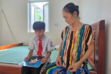 Cậu bé mồ côi nức nở: “Bà ơi, bà không được chết như mẹ cháu...”