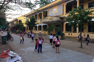 Hàng trăm học sinh trong vùng sạt lở nghiêm trọng đi học trở lại