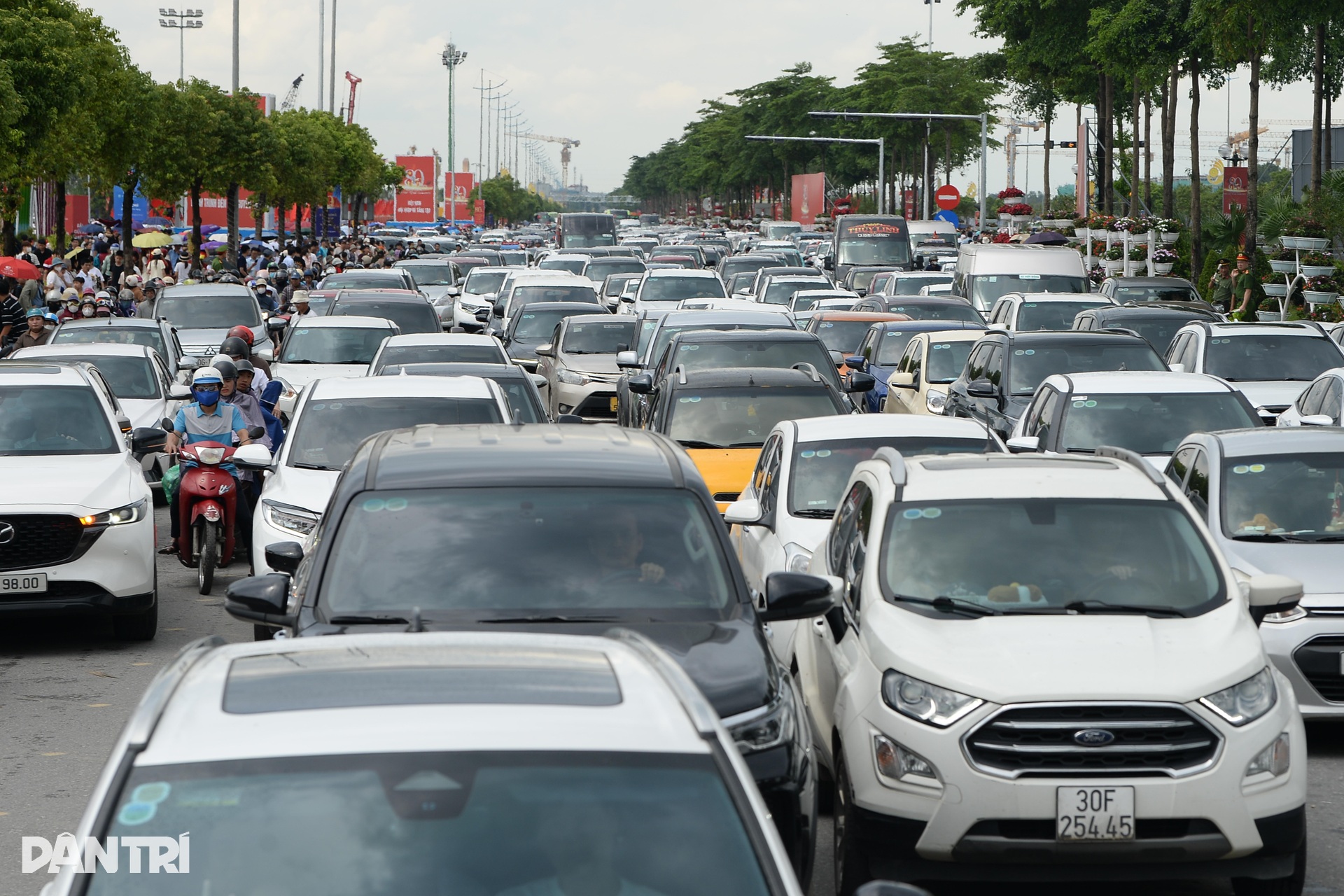 Đường tới Trung tâm Hội chợ Triển lãm quốc gia tắc 4-5km, dòng xe tê liệt - 1 Đường tới Trung tâm Hội chợ Triển lãm quốc gia tắc 4-5km, dòng xe tê liệt - 1