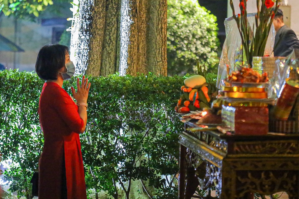 Người dân Thủ đô đi chùa cầu an đêm giao thừa - 4 Người dân Thủ đô đi chùa cầu an đêm giao thừa - 4
