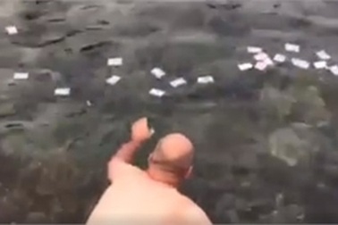 Clip ông Tây nhặt rác, đám đông người Việt đứng xem