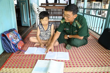 Bộ đội biên phòng Đồng Tháp “nâng bước” học sinh nghèo vùng biên