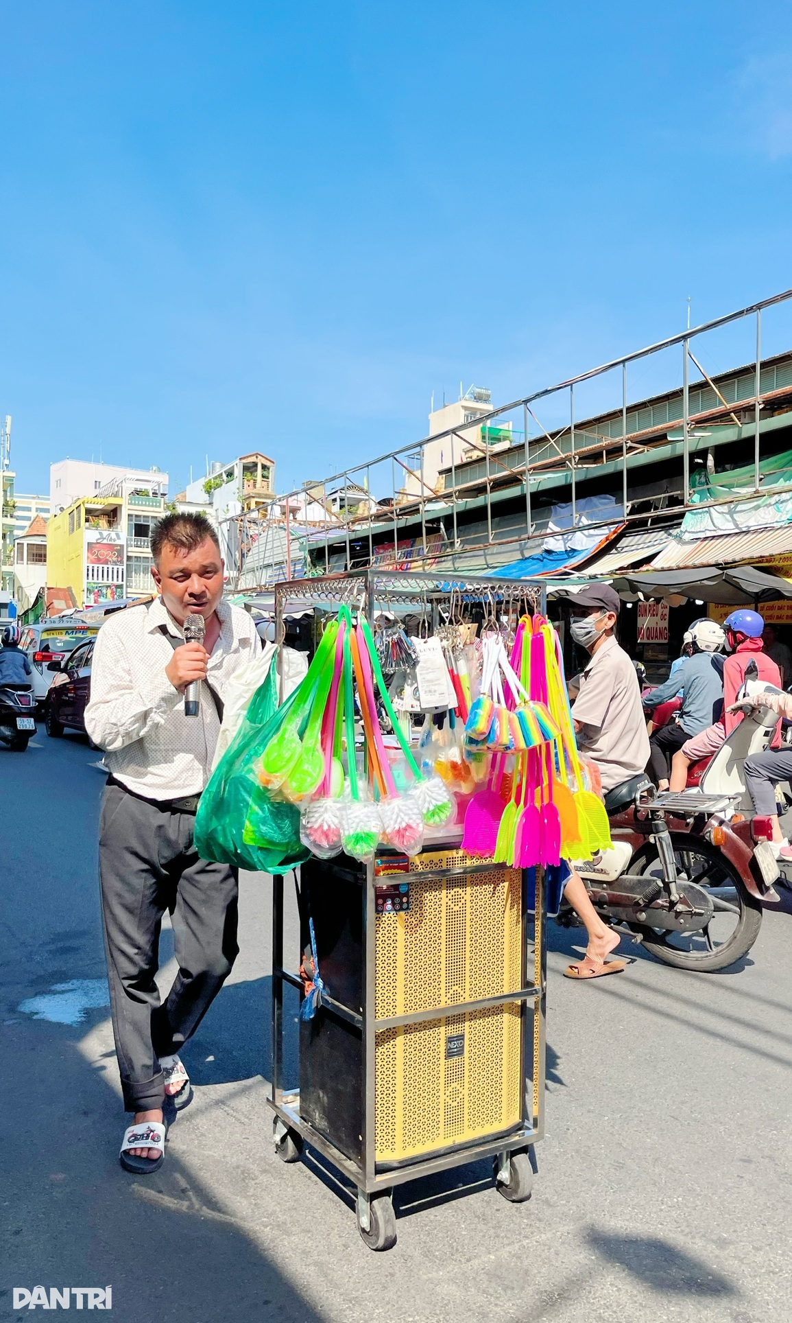 Chàng khiếm thị hát giống Mr Đàm: Vì sao được giúp đỡ vẫn đi bán hàng rong? - 2 Chàng khiếm thị hát giống Mr Đàm: Vì sao được giúp đỡ vẫn đi bán hàng rong? - 2