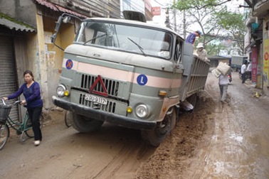 Xe tải sa ổ voi, tắc đường kéo dài