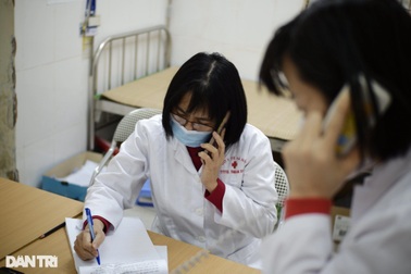 Sức nóng bên trong trạm y tế "quận cam" ở Hà Nội