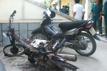 Nghi vợ ngoại tình, đốt trụi xe máy