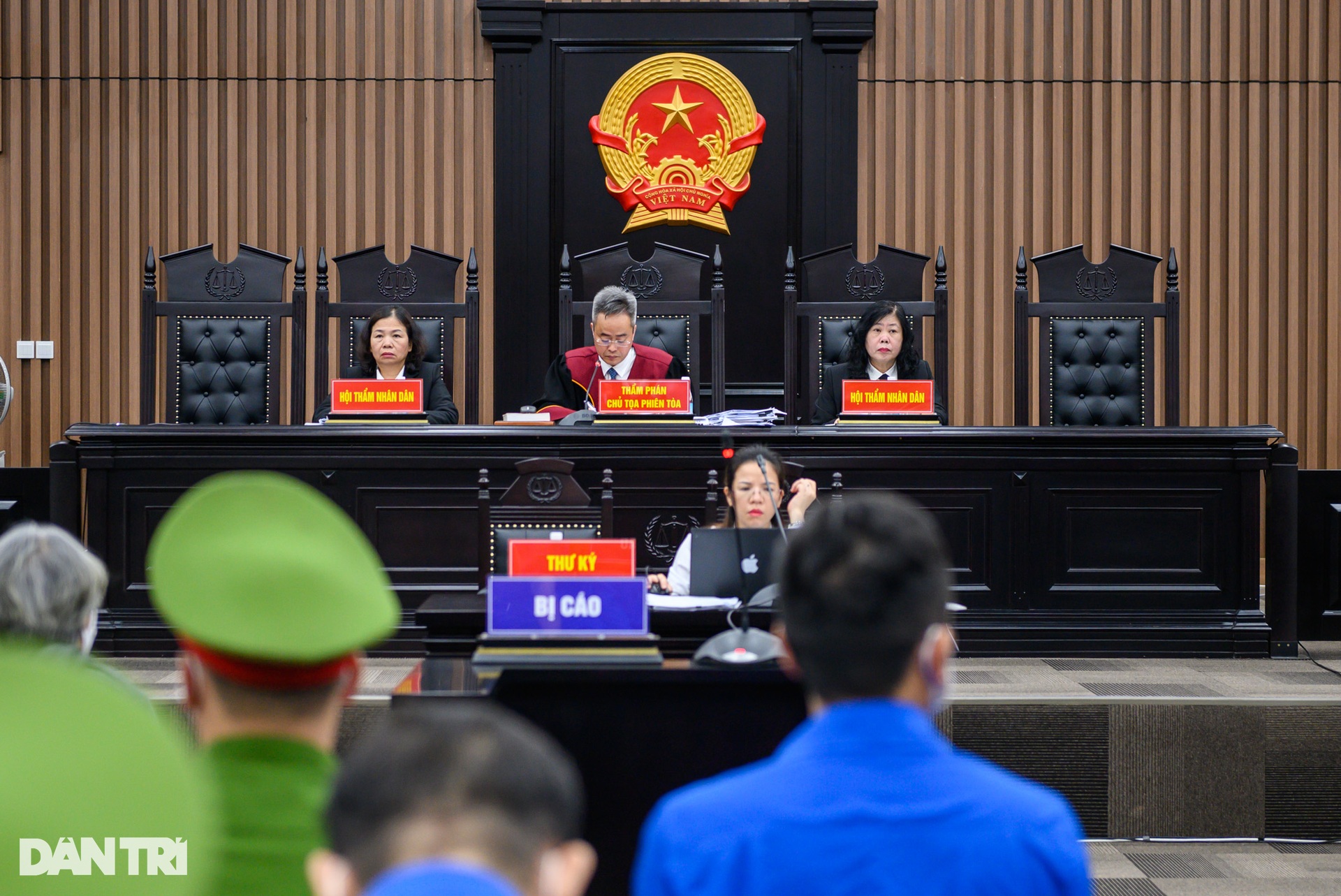 Cảnh sát dẫn giải cựu Chủ tịch tỉnh Bình Thuận Nguyễn Ngọc Hai đến tòa - 7 Cảnh sát dẫn giải cựu Chủ tịch tỉnh Bình Thuận Nguyễn Ngọc Hai đến tòa - 7