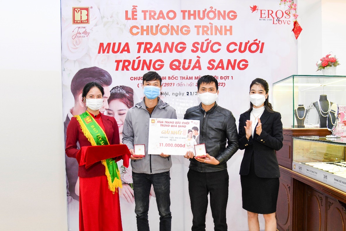 Bảo Tín Minh Châu trao 100 triệu đồng cho khách trúng thưởng mùa cưới đợt 1 - 3
