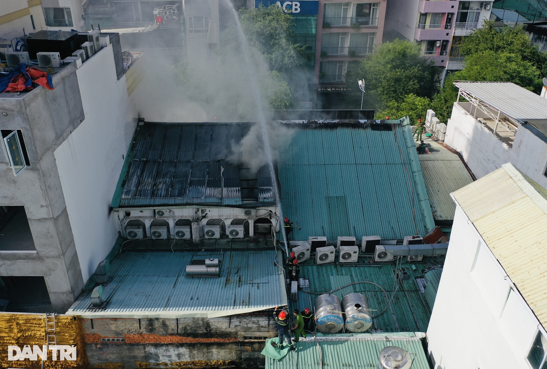 Cháy lớn quán rượu gần chợ Bến Thành: Lực lượng chức năng nỗ lực dập lửa - 13 Cháy lớn quán rượu gần chợ Bến Thành: Lực lượng chức năng nỗ lực dập lửa - 13
