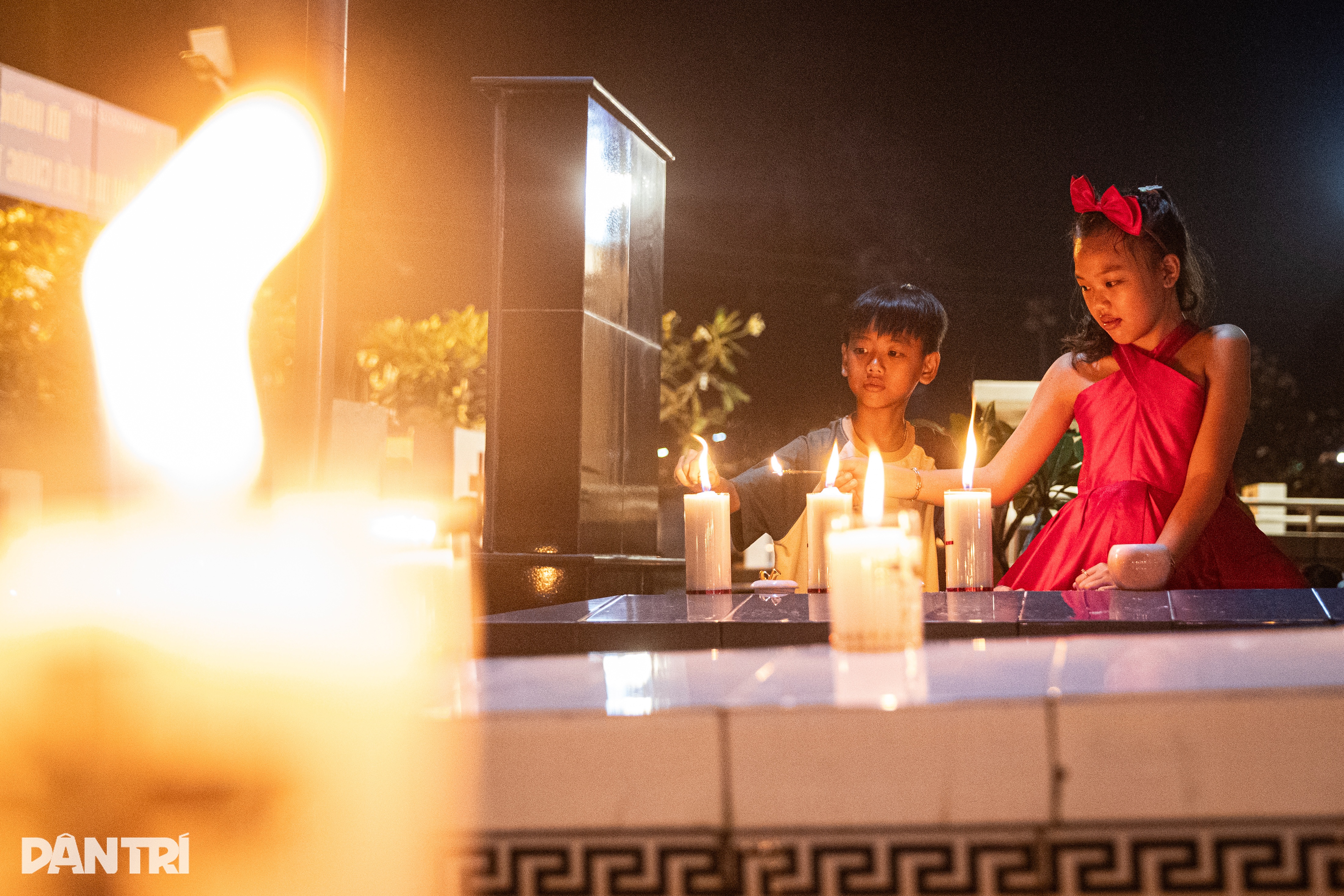 Ο Καθολικός Άμλετ φωτίζεται κατά την τελετή αφής της καθολικής λάμπας - 1 Xóm Đạo Tha La rực sáng trong lễ đốt đèn của người Công giáo - 1