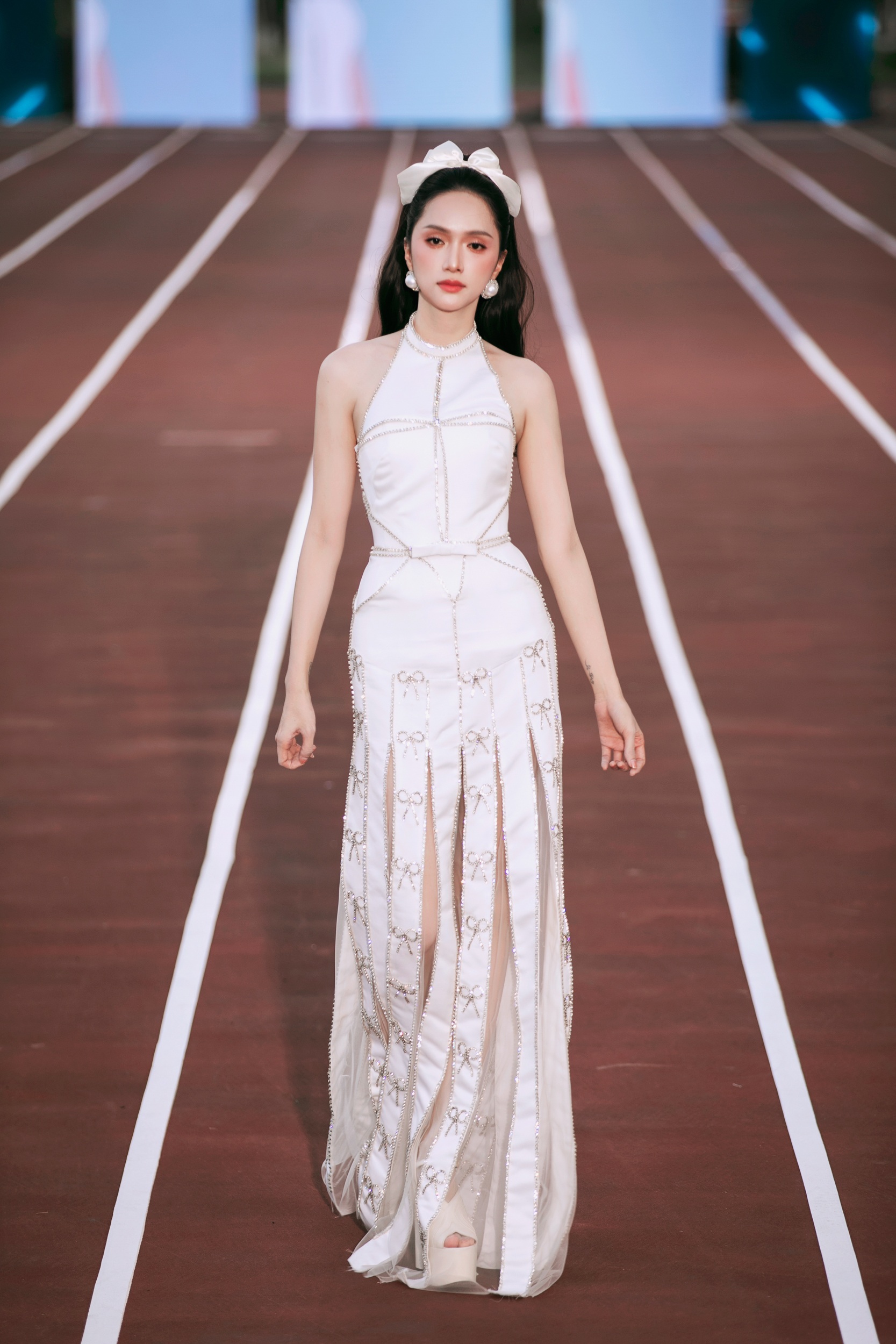 Sau thời gian tập trung cho các show thực tế, Hương Giang gây chú ý khi trở lại sàn catwalk trong show diễn hôm 11/6 trên Sân vận động Gia Định (TPHCM). Cô được chọn làm vedette, trình diễn bộ sưu tập "Run" của NTK Ngô Mạnh Đông Đông.