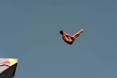 Mãn nhãn với màn nhảy cầu tuyệt vời ở bên tháp Eiffel