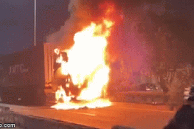 Tài xế bung cửa nhảy khỏi xe container bốc cháy ngùn ngụt