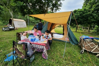 Loạt điểm cắm trại "đẹp như Đà Lạt" cho gia đình ngay gần Hà Nội